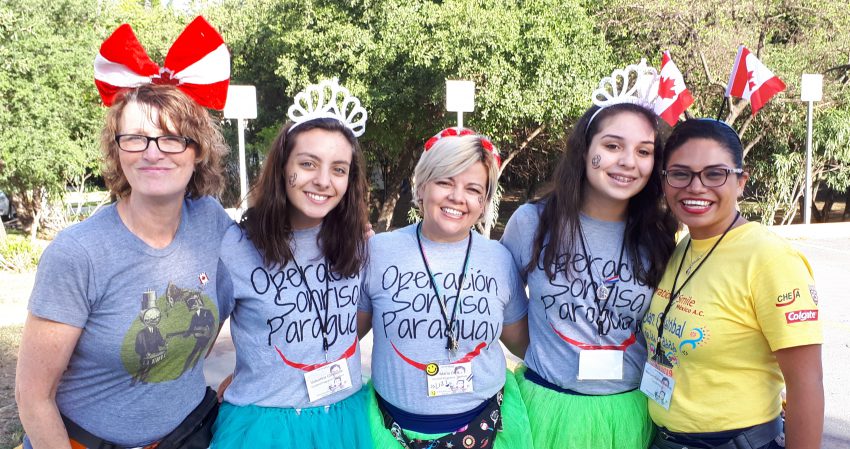 picture of Vanessa Espinoza and volunteers from Paraguay